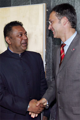 I går møtte Mangala Samaraweera Norges statsminister Jens Stoltenberg. (Foto: Håkon Mosvold Larsen/Scanpix)