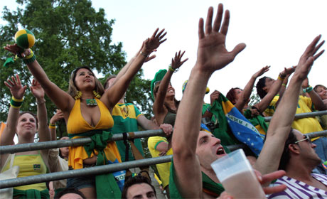 De brasilianske tilskuerne viser mye begeistring. (Foto: Reuters/Scanpix)