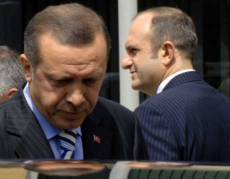 En dyster Recep Tayyip Erdogan forlater møtet. Til høyre Makedonias statsminister Vlado Buchovskij (Scanpix/Reuters)