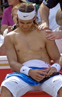 Rafael Nadal fikk behandling for skulderskaden før han måtte trekke seg. (Foto: AP/Scanpix)