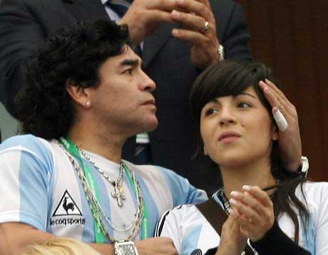 Diego Maradona jublet sammen med datteren Giannina på tribunen da Argentina slo Serbia og Montenegro. (Foto: Reuters/Scanpix)