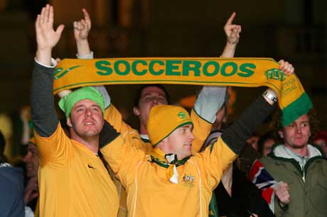 Australske fans s kampen mot Japan p en storskjerm i Sydney. (Foto: Reuters/Scanpix)
