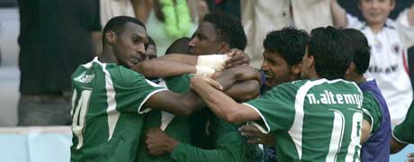 Spillerne fra Saudi-Arabia feirer utligningen til 1-1 mot Tunisia. (Foto: AP / SCANPIX)
