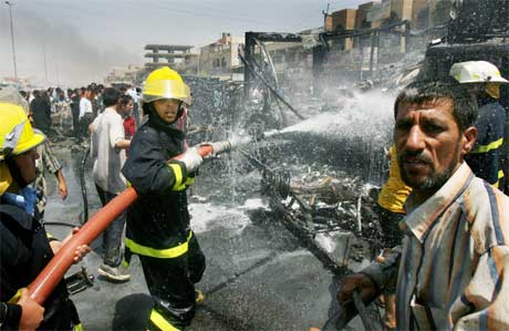 Irakiske brannmenn i aksjon enner eksplosjon i et utendørs marketi Bagdad. (Foto. Ap/Scanpix)