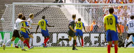 Ballen er i ml og Tyskland leder 1-0. (Foto: AFP/Scanpix)
