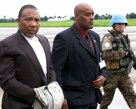 Charles Taylor på vei til flyet som i dag tok ham med fra Sierra Leone til Nederland. (AP Photo/Special Court for Sierra Leone)
