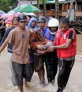 Innbyggerne i Sinjai-distriktet i Indonesia bærer vekk en av de omkomne. Foto: Reuters/Scanpix