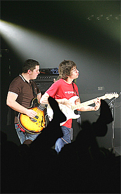 Arctic Monkeys vokalist Alex Turner og bassisten Andy Nicholson fra lykkeligere dager. Nå har Nicholson sluttet i bandet. Foto: AP Photo / Scanpix.