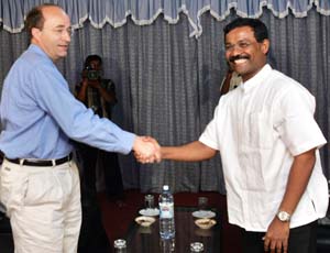 Norges ambassadør Hans Brattskar møtte Tamil-tigrenes politiske leder S.P. Tamilselvan i Kilinochchi onsdag.(Foto: M.Swarup, AP)