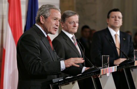 Bush (t.v.), Wolfgang Schüssel (i midten) og José Manuel Barroso på en felles pressekonferanse (Scanpix/AP)
