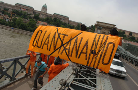 Demonstranter kledt som Guantanamo-fanger møtte Bush (Scanpix/AP)