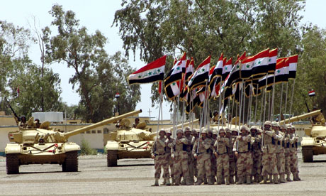 Irakiske soldater paraderer i militærbasen Taji. Nå er et stort antall irakere som arbeider for industridepartementet i byen Taji kidnappet (Scanpix/AFP)