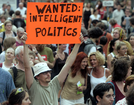 Demonstrant i Wien protesterer mot Bush (Scanpix/AP)