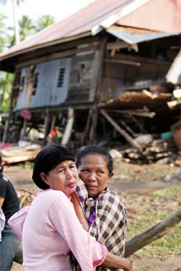 Fortvilede mennesker foran sitt raserte hjem på Sulkawesi øst i Indonesia. (Foto: AP/Scanpix) Fortvilede mennesker foran sitt raserte hjem på Sulkawesi øst i Indonesia. (Foto: AP/Scanpix)