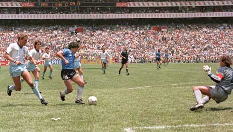 Diego Maradona løper forbi Terry Butcher på vei til å score sitt klassiske andre mål mot England i 1986. (Foto: AFP/Scanpix)