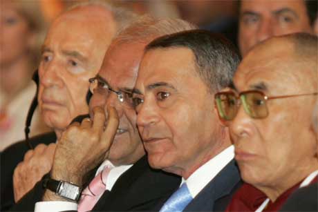 Frå møtet i Petra i dag, Frå venstre Shimon Peres, Saeb Erekat, Jordans statsminister Marouf Al Bakhit og Dalai Lama. (Foto: AP/Scanpix)