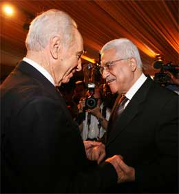 Shimon Peres og Mahomud Abbas helsar før møtet i dag. (Foto: Reuters/Scanpix)