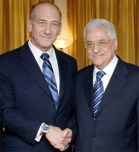 Ehud Olmert og Mahmoud Abbas møttest i Petra i Jordan i dag. (Foto: Reuters/Scanpix)