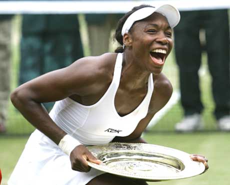 Venus Williams vant Wimbledon i fjor. Det var hennes tredje Wimbledon-tiumf. (Foto: AP/ SCANPIX)
