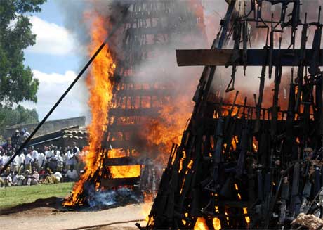 Rwanda blir ett av de første landene som får hjelp av FNs nye fredsbyggingskommisjon. Her blir 1500 våpen innlevert av sivile brent av politiet. (Foto: Helen Vesperini/ AFP/ Scanpix) Rwanda blir ett av de første landene som får hjelp av FNs nye fredsbyggingskommisjon. Her blir 1500 våpen innlevert av sivile brent av politiet. (Foto: Helen Vesperini/ AFP/ Scanpix)