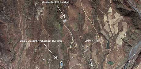 Amerikanske spionsatellittar har den siste tida flgt aktiviteten ved rakettbasen i eit avsidesliggande omrde p austkysten av Nord-Korea. (Arkivfoto: IKONOS-satellittbilde fr november 2000. AP)