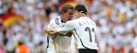 Miroslav Klose og Lukas Podolski jubler for tysk seier over Sverige. (Foto: AFP / SCANPIX)