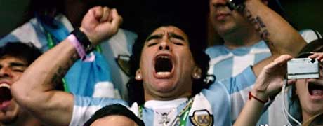 Diego Armando Maradona støtter Argentina mot Mexico. (Foto: AFP / SCANPIX)