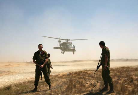 Israelske soldater lander nær Kibbutz Kerem Shalom. (Foto: Scanpix/Reuters)