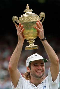 En ung utgave av Andre Agassi etter Wimbledon-seieren i 1992 (Foto: AP/Scanpix)