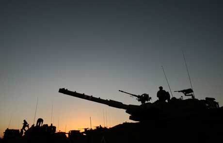 Israelske stridsvogner har tatt oppstilling ved grensen til Gaza. Foto: Scanpix/Reuters.