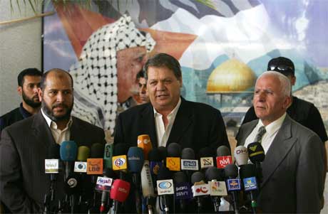 Fatah-ledere Rawhi Fattouh (i midten) og Azaam al-Ahmed (t.h.) med Hamas-leder Khalil al-Haya (t.v.) orienterte om fellesmanifestet i Gaza i ettermiddag. (Foto: Mohammed Abed/ AFP/ Scanpix)