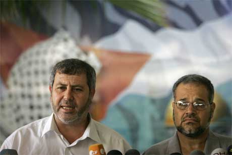 Jihad-ledere Khaled al-Batsh og Khadir Habib forklarte hvorfor ikke Jihad slutter seg til manifestet. (Foto: Mahmud Hams/ AFP/ Scanpix)