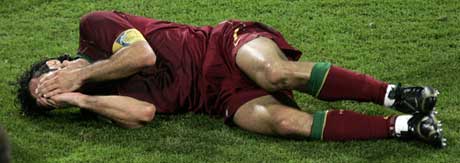 Portugals Luis Figo lot som om han var hardt skadet mot Nederland. (Foto: AP/Scanpix)