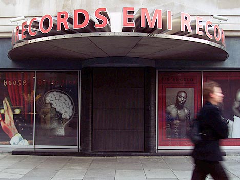 Ved det britiske hovedkontoret for EMI Records i London vurderer man om man skal la Warner Music kjøpe selskapet, eller om de sjøl skal kjøpe Warner. Foto: AP Photo / Scanpix.