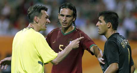Valentin Ivanov i diskusjon med portugisiske spillere. (Foto: AFP/Scanpix)