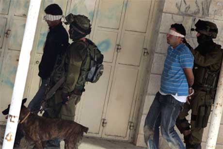Palestinere blir ført bort av israelske soldater under en militæroperasjon i Ramallah (Foto: reuters/Scanpix) Palestinere blir ført bort av israelske soldater under en militæroperasjon i Ramallah (Foto: reuters/Scanpix)