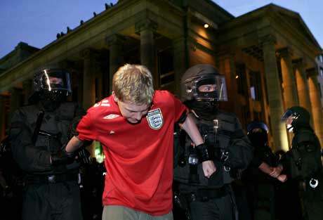 En engelsk supporter blir fraktet bort av tysk politi sist lrdag. (Foto: AFP/Scanpix)