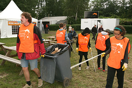 Det blir mye søppel, også etter 13.000 nordmenn når de er i utlandet. Men heldigvis er det noen som rydder opp etter dem. Foto: Arne Kristian Gansmo, NRK.