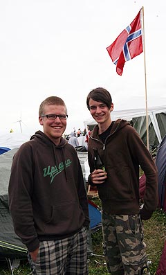 Martin Myhre og Andreas Grønnlund er to av nordmennene som har tatt turen til årets Roskildefestival. Foto: Jørn Gjersøe, NRK.