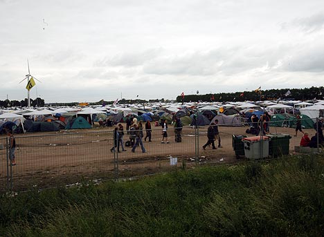 13.000 nordmenn har funnet veien til årets Roskilde-festival. Her er en liten del av det enorme campingområdet rundt festivalen. Foto: Jørn Gjersøe, NRK.