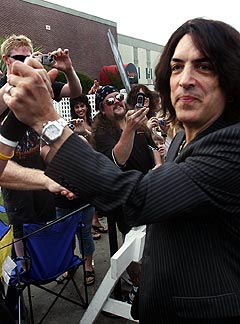 Kiss-vokalist Paul Stanley hilste på fansen som hadde møtt fram for å overvære åpningen av KISS Coffeehouse. For anledningen var sminken tørket av. Foto: AP / Scanpix. Kiss-vokalist Paul Stanley hilste på fansen som hadde møtt fram for å overvære åpningen av KISS Coffeehouse. For anledningen var sminken tørket av. Foto: AP / Scanpix.