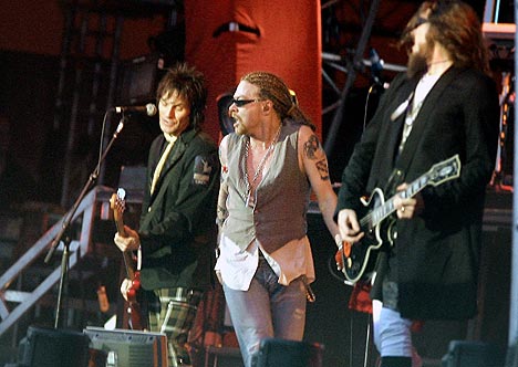 Guns N’Roses på scenen under Roskildefestivalen torsdag kveld. Foto: Claudio Bresciani, Scanpix.