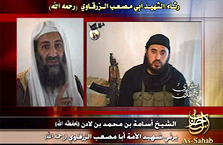 TV-bildet fra en udatert video viser stillbilder av Osama bin Laden og opprrslederen Abu Musab al-Zarqawi (AP Photo/IntelCenter)