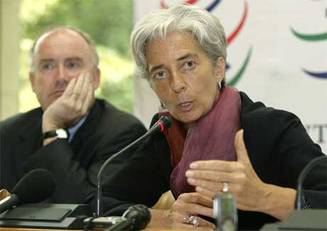 Optimismen er ikke på topp,konstaterer handelsminister Christine Lagarde. I bakgrunnen sitter den franske landbruksministeren Dominique De Bussereau. (Foto: Martial Trezzini/AP/Scanpix)