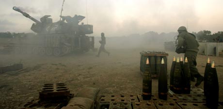 Israelske soldater skjøt med artilleri mot mål i Gazastripen fredag. (Foto: B.Ratner, AP) Israelske soldater skjøt med artilleri mot mål i Gazastripen fredag. (Foto: B.Ratner, AP)