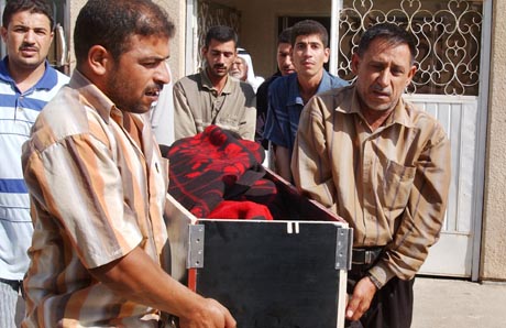 Sorg i Irak: Pårørende bærer kisten til en 59 år gammel mann som ble drept av en bombe fredag. (Foto: Y. Ahmed, AP)