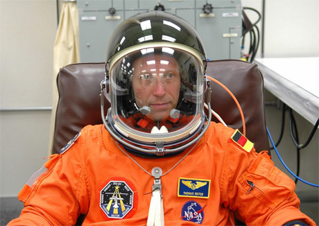 European Space Agency (ESA)-astronauten Thomas Reiter får kontrollert påkledningen før take-off. (REUTERS/NASA/Handout)