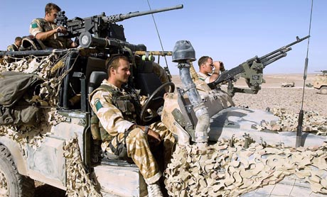 Britiske soldater på patrulje i Helmand-provinsen, væpnet til tennene. (Foto: British Army)