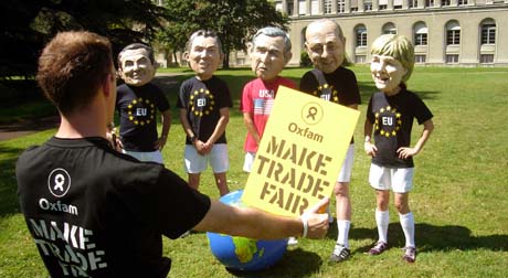 Demonstranter ved WTO-hovedkvarteret i Geneve vil presse statslederne Bush og USA, Blair og Storbritannia, Merkel og Tyskland, Chirac og Frankrike og Zapatero og Spania til mer rettferdig handel. (Foto: J.P.Clatot, AFP)