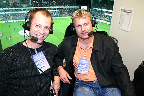 Bilde: Arve Fuglum  t v og Jostein Flo kommenterer VM-finalen i radioen. (Foto: Jon-Annar Fordal)